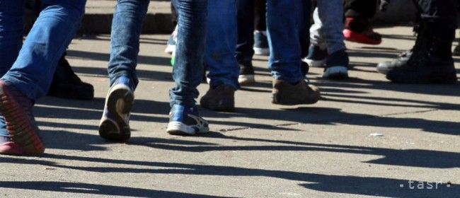 Česká polícia zadržala takmer 30 migrantov, tiesnili sa v dodávke
