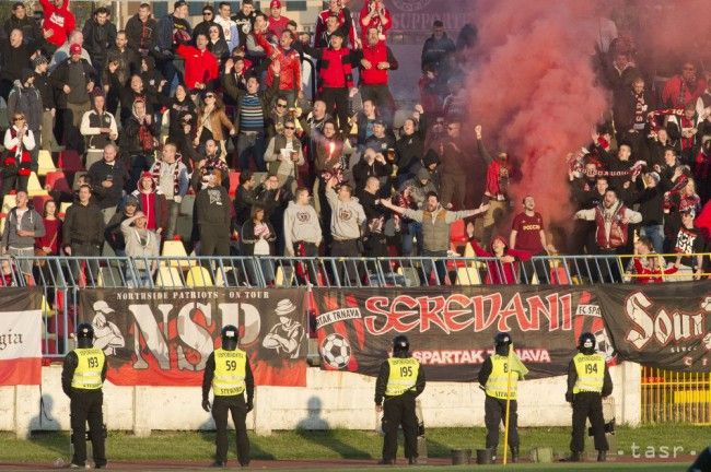 Derby Slovan - Spartak: Policajti zaistili fanúšikom banner s nápisom
