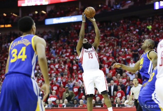 NBA: Houston zdolal Golden State a znížil stav série na 1:2