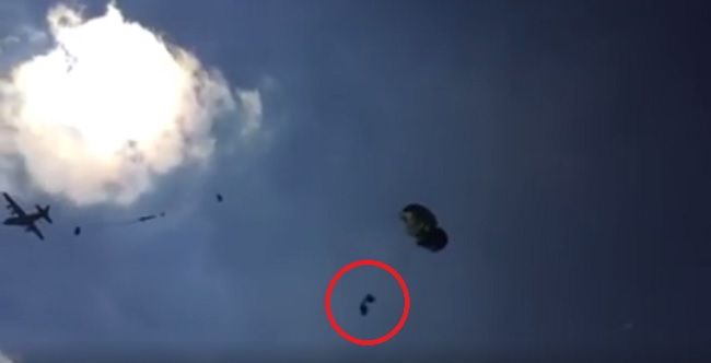 VIDEO: V Nemecku padali z neba vojenské autá