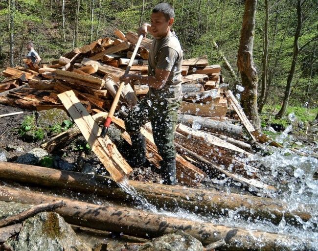 Lesníci predvádzajú splavovanie dreva už desať rokov