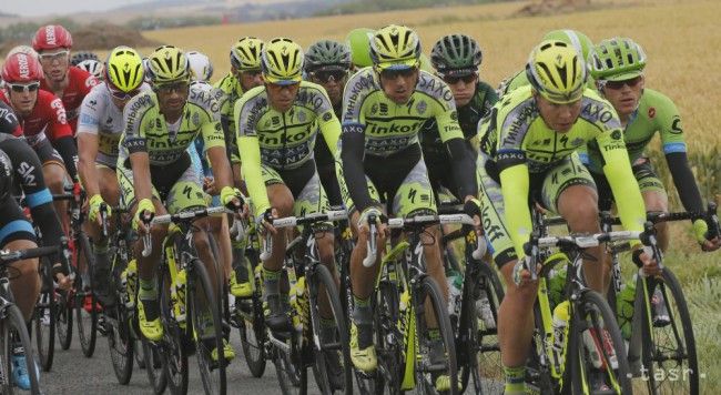 Slovenský Tinkoff vyhral tímovú časovku, na čele ostal Kvasina
