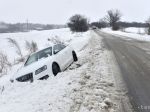 V Krušných horách a na Šumave nasnežilo, mnohé autá majú problémy