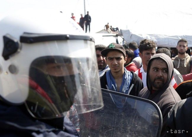 Migranti hľadajú nové trasy, tvrdí Orbánov poradca pre bezpečnosť
