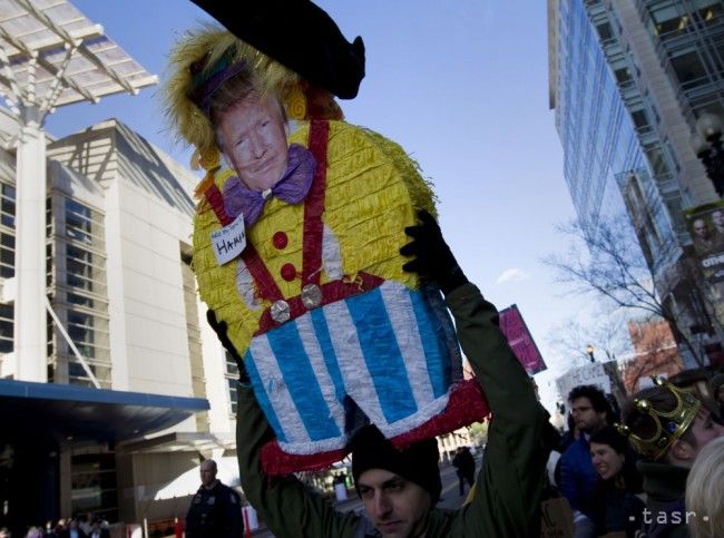 USA: Pri potýčkach kvôli Trumpovi nechýbal ani útok obranným sprejom