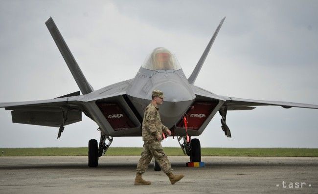 V Litve pristáli dve najmodernejšie americké stíhačky F-22 Raptor