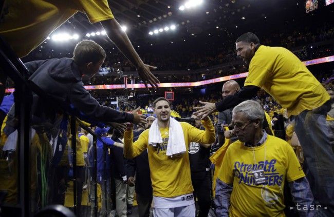 NBA: Golden State aj bez Curryho postúpil do ďalšieho kola