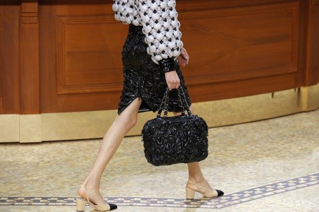 Zlodeji sa vlámali do obchodu značky Chanel v Paríži a ukradli kabelky