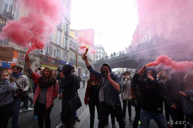 Pri zrážkach počas protestov vo Francúzsku zadržali desiatky ľudí