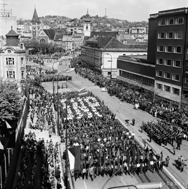 PRIESKUM: Slováci si pamätajú grandiózne oslavy 1.mája bývalého režimu