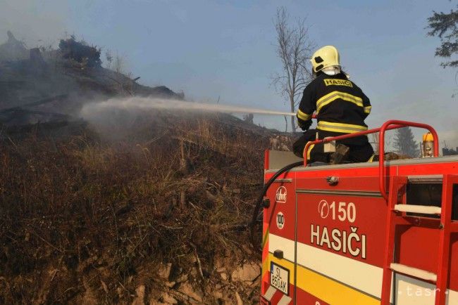 Hasiči likvidujú požiar lesa medzi Gelnicou a Helcmanovcami