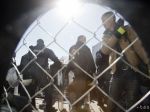 Polícia vysťahovala migrantov z tábora pri stanici parížskeho metra