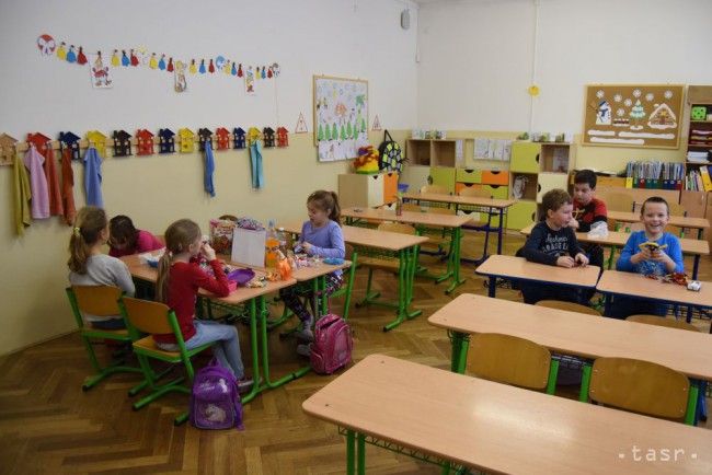 V rakúskom pohraničí rodičia zvažujú, kam dať deti do školy