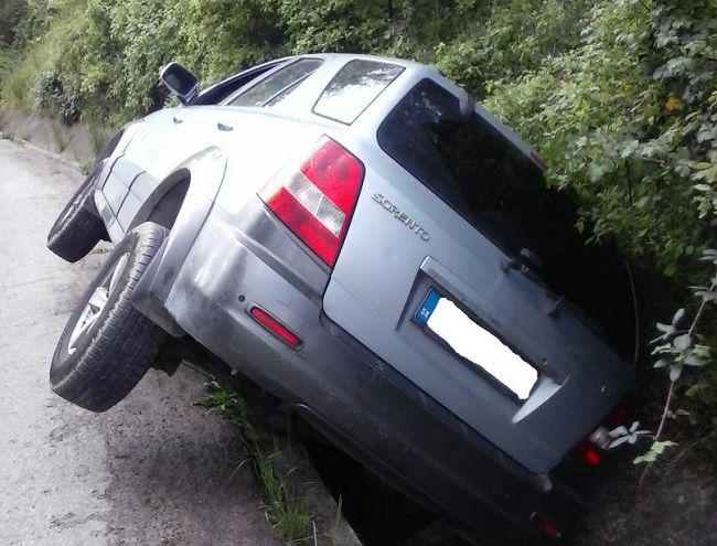FOTO: Opitý vodič zaparkoval auto v priekope