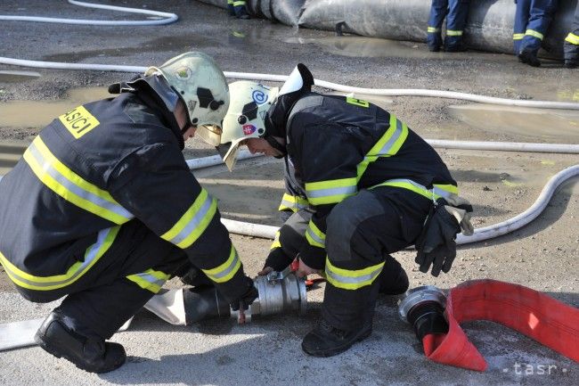 V Bratislave horí chatka, zasahuje 13 hasičov