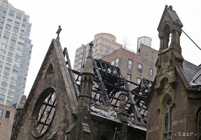 Príčinou ničivého požiaru v newyorskom chráme mohli byť sviečky