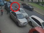 VIDEO: Na ukrajinských novinárov spustili paľbu