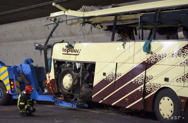 V Maďarsku sa zrazil autobus, smetiarske a osobné auto
