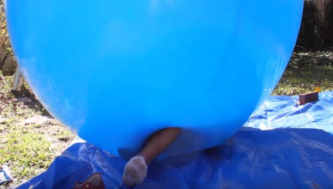 Video: V prepichnutom balóne sa zjaví muž