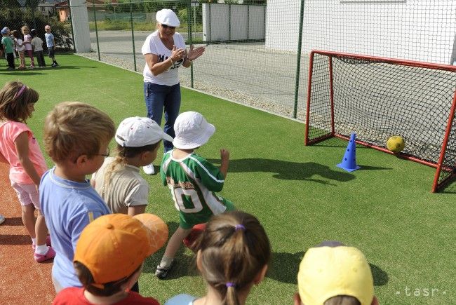 Rodiny čoraz viac využívajú služby opatrovateliek detí