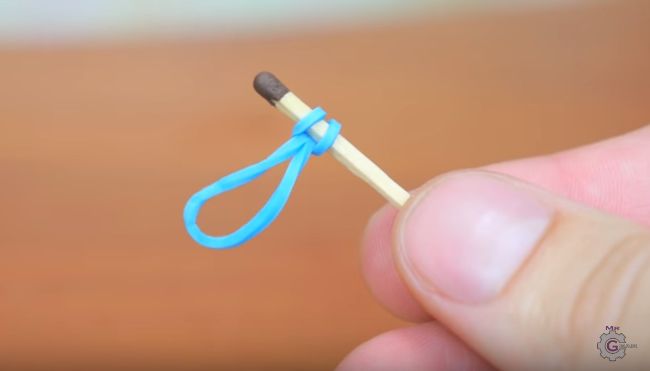 Video: Ako zapáliť zápalku pomocou gumičky?