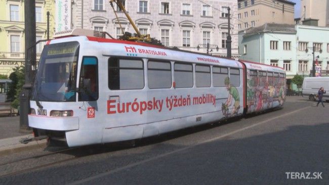 V Bratislave jazdí električka,ktorá upozorňuje na alternatívnu dopravu