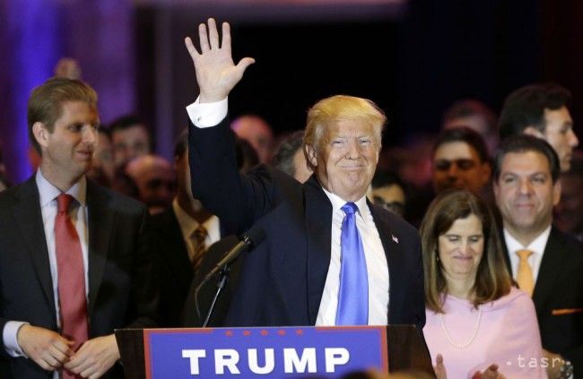 Republikánski exprezidenti Bushovci nepodporia Trumpa v jeho kampani