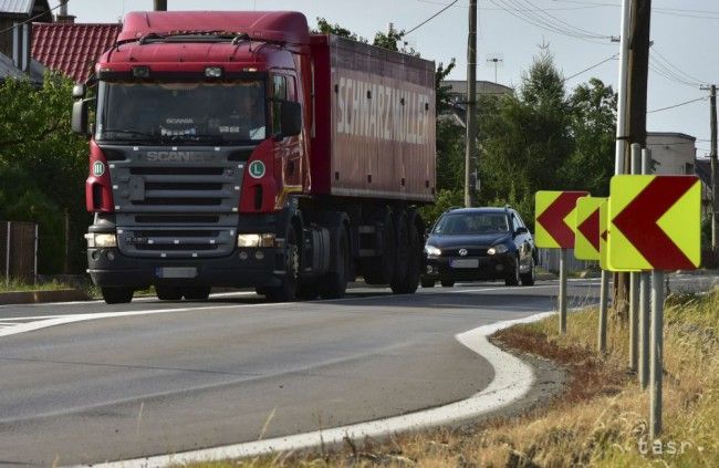 Na Galambe pri kaplnke posvätia automobily, motorky i vodičov