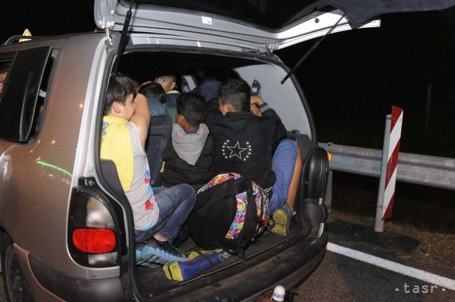 Prevádzači viezli 24 migrantov, ohrozili ich na živote