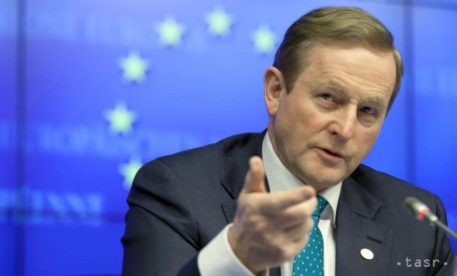 Írsky parlament odsúhlasil zotrvanie premiéra Kennyho vo funkcii