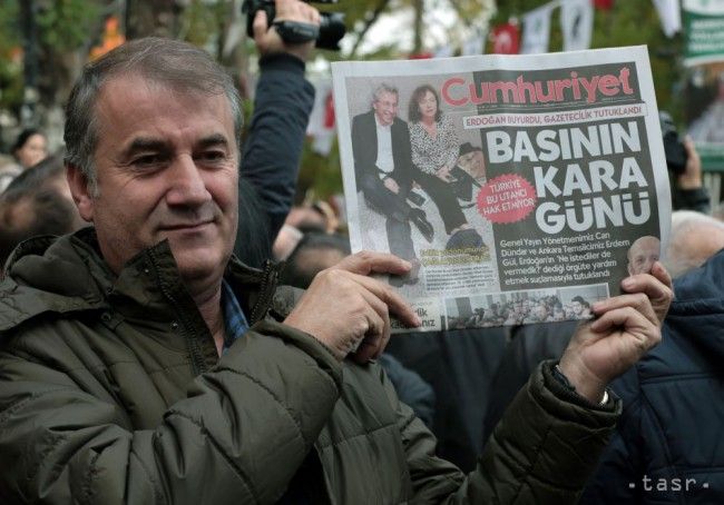Šéfredaktora tureckého denníka odsúdili na takmer šesť rokov väzenia