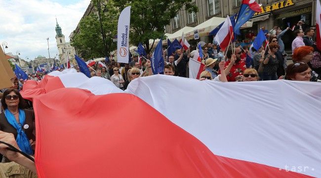 Vo Varšave demonštrovali tisícky kritikov súčasnej vlády