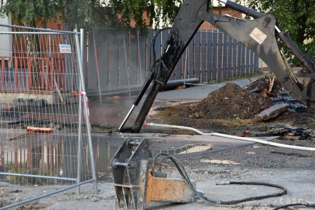 Bagrista poškodil plynové potrubie, evakuovali desiatky ľudí