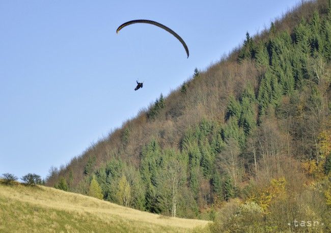 Po páde v Dolnom Srní zahynul 48-ročný paraglajdista