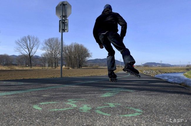 Na cintoríne v časti Veľká v Poprade začali s rekonštrukciou chodníkov