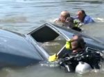 Video: Čo musíte spraviť, aby ste prežili v potápajúcom sa aute