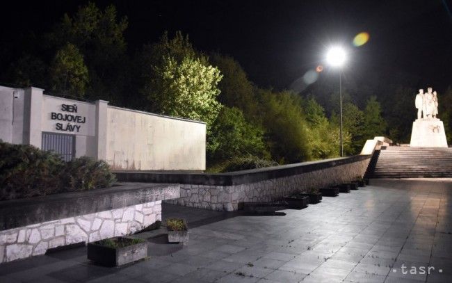 Osvetlený Pamätník víťazstva na Dargove možno obdivovať aj v noci