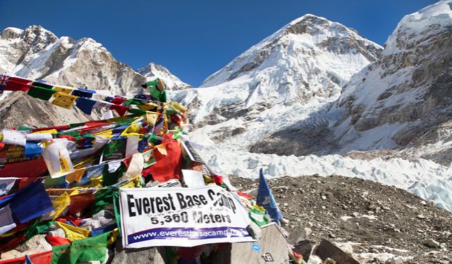 Slovenských horolezcov pri výstupe na Mount Everest zasiahla lavína