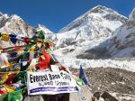 Slovenských horolezcov pri výstupe na Mount Everest zasiahla lavína