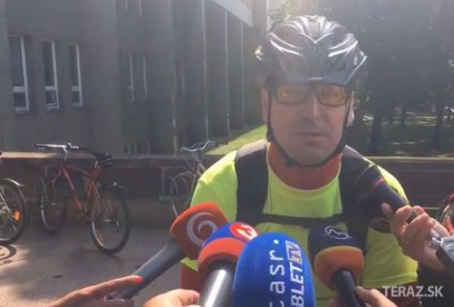 Minister Brecely prišiel do práce na bicykli