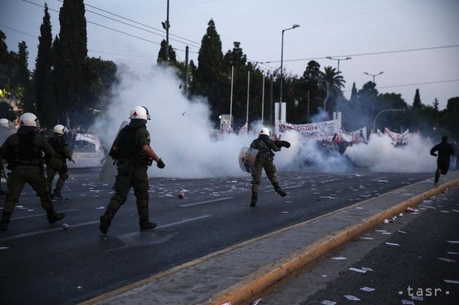 Grécka polícia použila pri výtržnostiach v Idomeni slzotvorný plyn