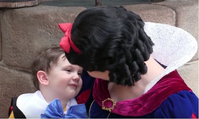 Video: Autistický chlapček sa zamiloval do krásnej Snehulienky