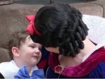 Video: Autistický chlapček sa zamiloval do krásnej Snehulienky