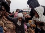 Zlé podmienky v gréckych táboroch: Migranti spia v stanoch v blate