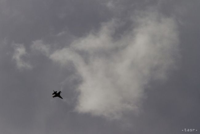 Čínske vojenské lietadlo narazilo do budov, pilot sa katapultoval