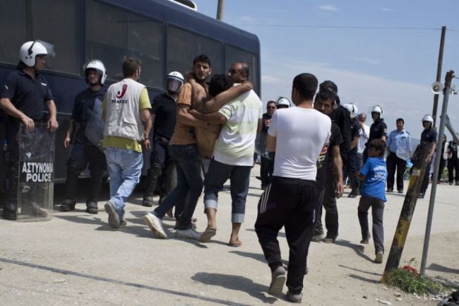 Idomenčania v Grécku sa sťažujú na situáciu s migrantmi