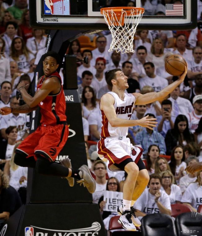 Basketbalisti Miami odvrátili mečbal. S Torontom si vynútili 7. zápas