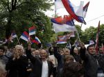 Do ulíc vyšli desaťtisíce stúpencov i odporcov bosnianskosrbskej vlády