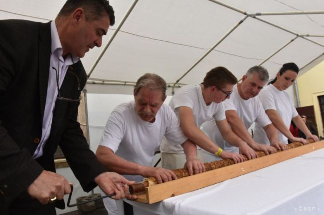 Skaličania súťažili o upečenie najdlhšieho trdelníka