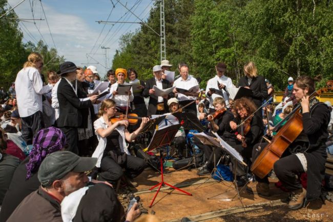Pri proteste proti uhoľnej elektrárni sa strhla masová bitka